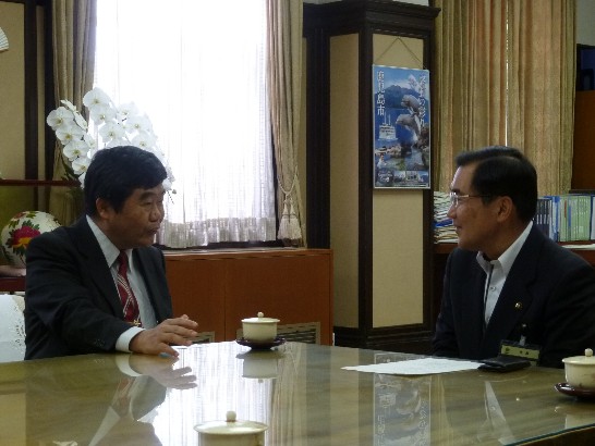 鹿児島市森博幸市長（右）