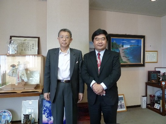 鹿児島県岩崎グループ岩崎芳太郎社長（右一）