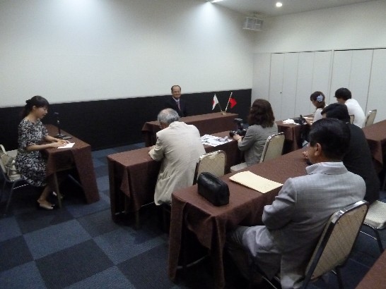 沈大使が歓迎会に出席する前に地元のメディアのインタビューを受ける