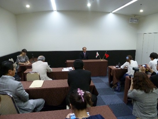 沈大使が歓迎会に出席する前に地元のメディアのインタビューを受ける