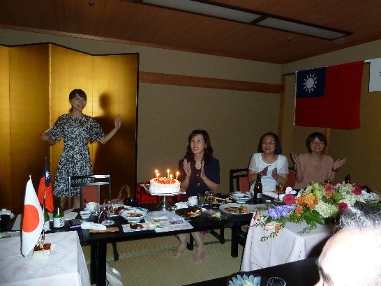 山口県日台交流協会歓迎晩餐会で沈大使夫人の誕生日祝いに誕生日ケーキを用意した