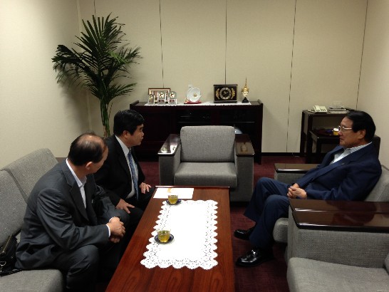 麻生渡・前福岡県知事(右一)