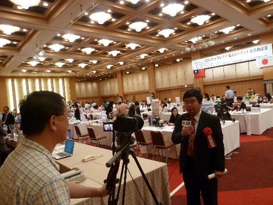 台湾宏観新聞社記者のインタビューを受ける戎義俊総領事