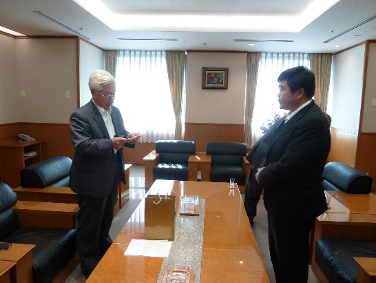 九州経済同友会石原進会長(右)