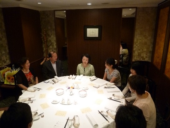 大分県福岡事務所柴田尚子所長(真中)