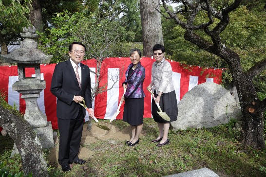 李淑珍・名誉団長行政院院長夫人が太宰府天満宮にて献梅儀式を行った