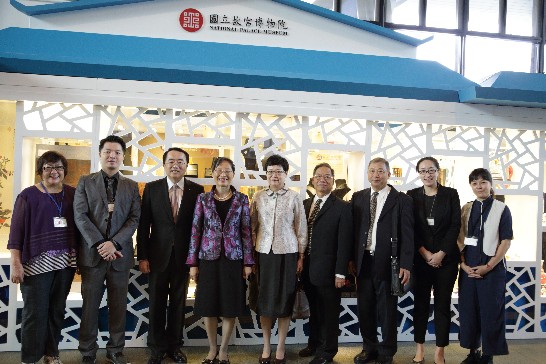 李淑珍・名誉団長行政院院長夫人が九州国立博物館「台北 国立故宮博物院―神品至宝―」特別展を参観した(国立故宮博物院ブースにて国立故宮博物院スタッフと共に)