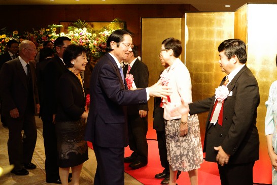 戎総領事(右1)が会場入り口にて日華議員懇談会副会長衛藤征士郎・衆議院議員(右１)を歓迎した