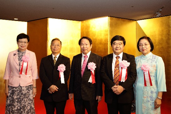 馮明珠・国立故宮博物院院長(左1)、国立故宮博物院周筑昆副院長(左2)、福岡中華總会吳坤忠会長(中)、戎総領事夫婦(右1、右2)が会場入り口にて撮影