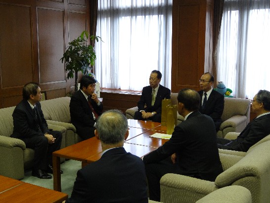 講演会終了後議長をはじめの先生たちと意見交換