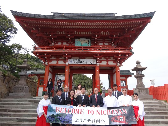 沈大使夫婦は宮崎県鵜戶神宮に訪問
