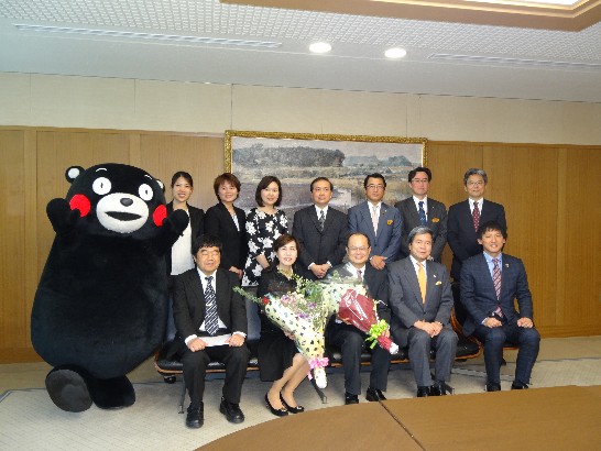 沈大使夫婦、戎総領事、熊本縣蒲島郁夫知事及び熊本県庁人員の撮影