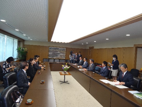 沈大使夫婦は熊本縣蒲島郁夫知事を訪問