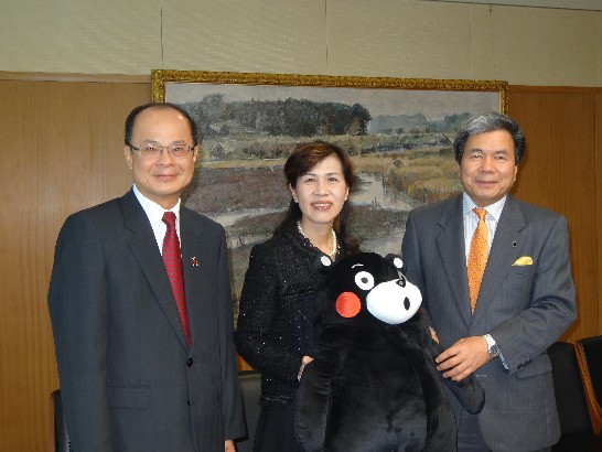 沈大使夫婦及び熊本縣蒲島郁夫知事の撮影