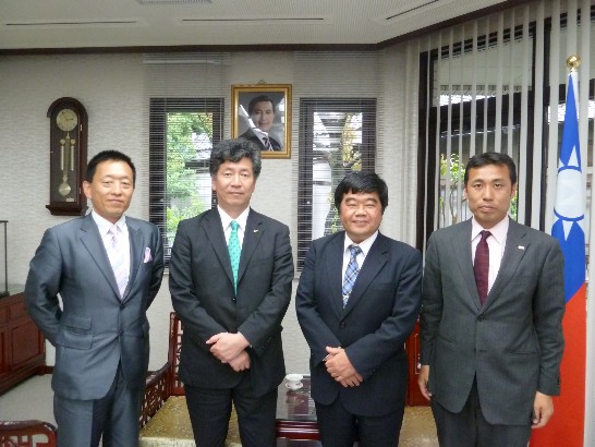 戎総領事と福岡観光促進会藤本道雄専務一行の撮影