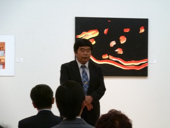 戎総領事は「燦線」書道写真展に出席の写真