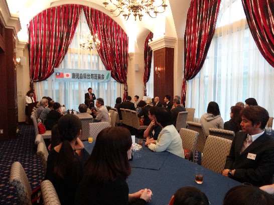 戎義俊総領事は懇親会で講演の撮影