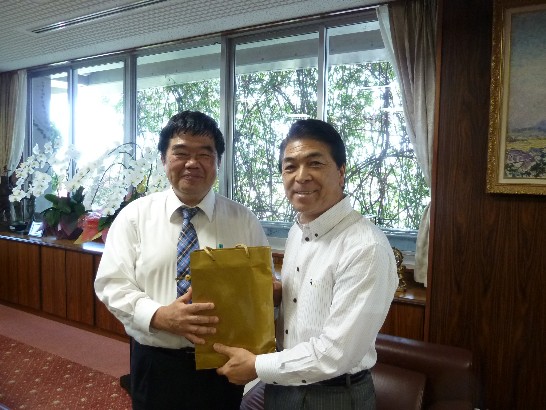 戎総領事と宮崎市戶敷正市長の撮影