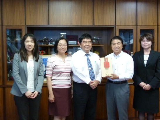 戎総領事夫婦と宮崎市戶敷正市長の撮影