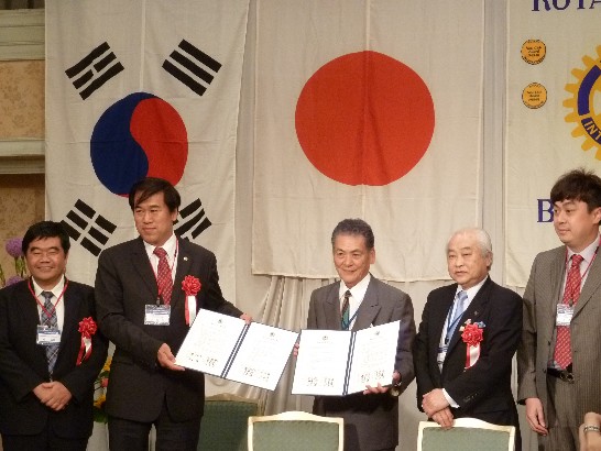 別府東ロータリークラブと台北昇陽ロータリークラブは姉妹クラブを結び，戎総領事は招きにより参加。