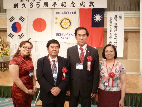 戎総領事夫婦と台北昇陽ロータリークラブの黃鴻霖会長夫婦の撮影
