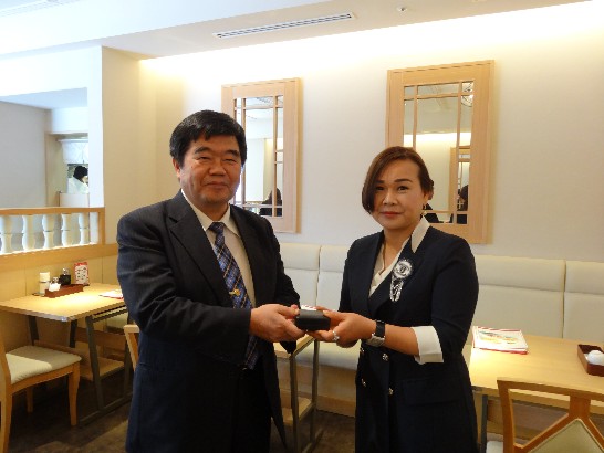 戎総領事と新会長賴玉汝との撮影