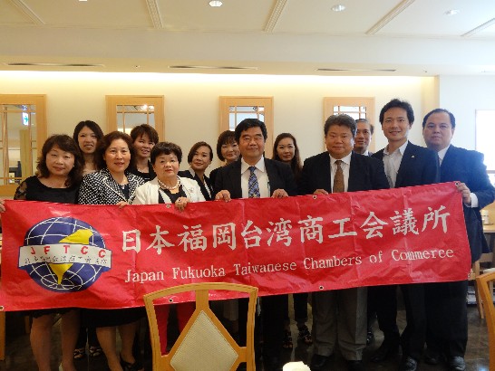 「福岡台湾商工会議所」の新会長就任式全員の写真