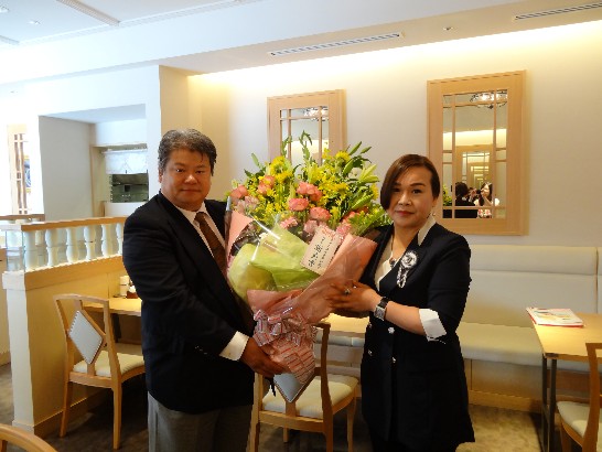 前会長から新会長へ花を捧げる