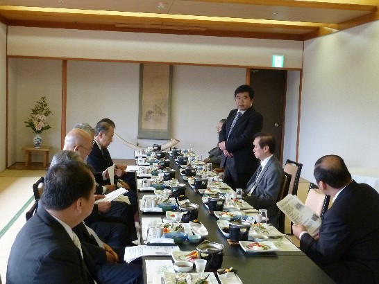 戎総領事及び謝延淙組長、李蕙珊副領事は山口県中華総会大倉睦子会長の招きにより、山口県萩市野村興兒市長、市議會橫山秀二議長、縣議會田中文夫議員等と食事会へ参加、地方交流について意見交換していた。