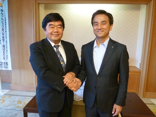 戎総領事と新任の山口県村岡嗣政県知事の記念撮影