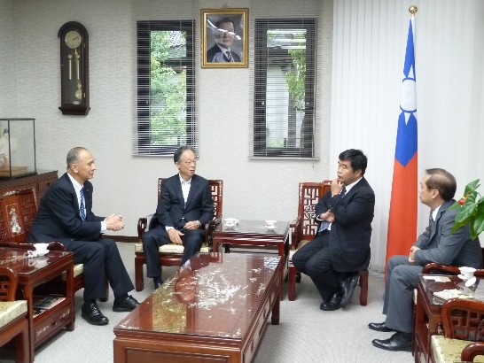 佐賀県議会日台親善議員連合会石井秀夫会長及び土井敏行県議員戎総領事を訪問