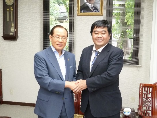 長崎県佐世保市朝長則男市長と戎総領事の撮影