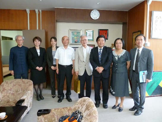 戎総領事夫婦、謝延淙組長、李蕙珊副領事及び林育柔副領事は、長崎市長崎大學片峰茂学長を訪問