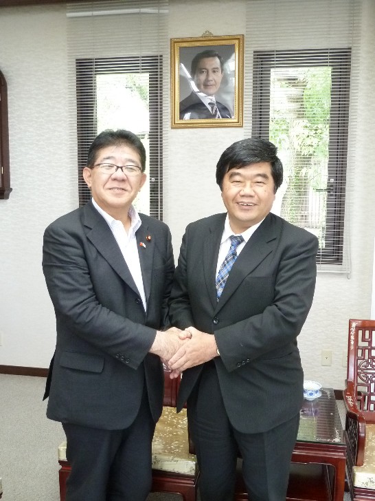 衆議院金子恭之議員と戎総領事の撮影