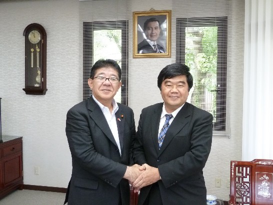衆議院金子恭之議員と戎総領事の撮影