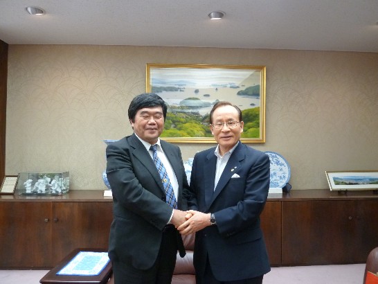 戎総領事は佐世保市朝長則男市長を訪問