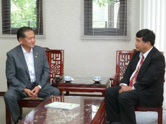 八代市中村博生市長、八代市議会橋本幸一議長は戎総領事との会談