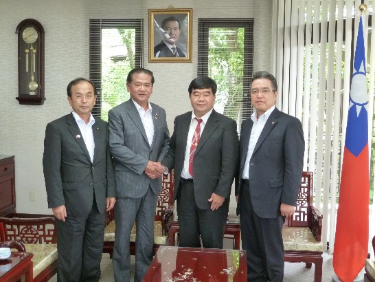 八代市中村博生市長、八代市議会橋本幸一議長と戎総領事の撮影