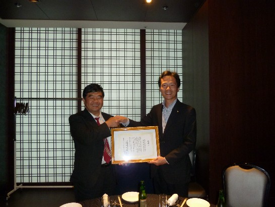 戎総領事は中華航空曾煜屏支店長へ感謝状を贈呈