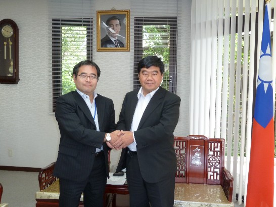 九州運輸局企画観光部榎本通也部長と戎総領事の撮影