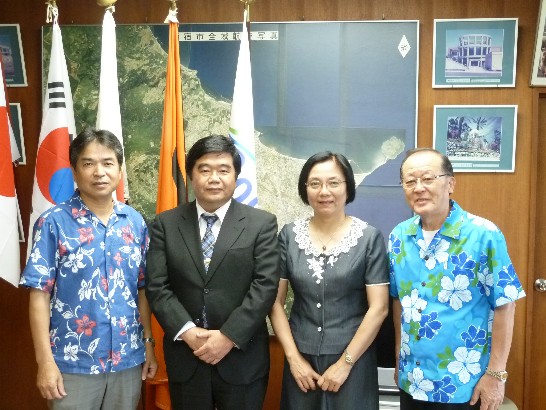 戎総領事夫婦、指宿市豐留悅男市長と市議会新宮領進議長の撮影