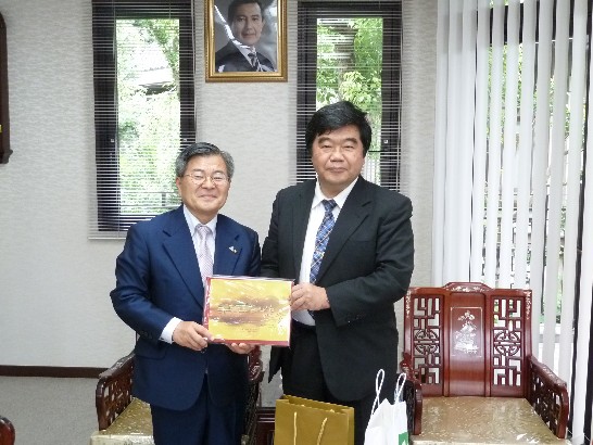 宮崎県稻用博美副知事と戎総領事の撮影