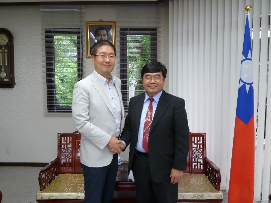 8月8日「財界九州」による取材を受ける戎総領事