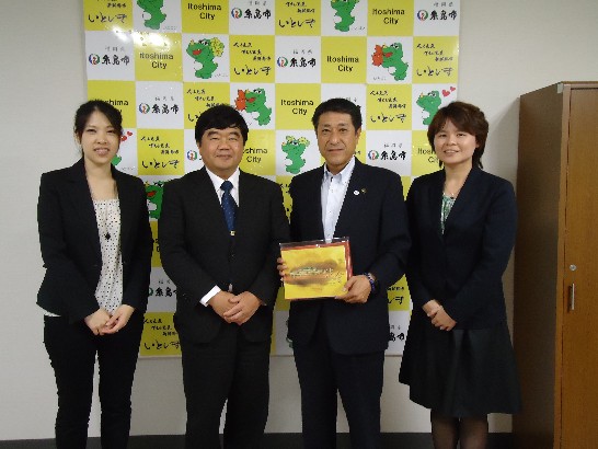 戎総領事らが糸島市月形祐二市長との撮影