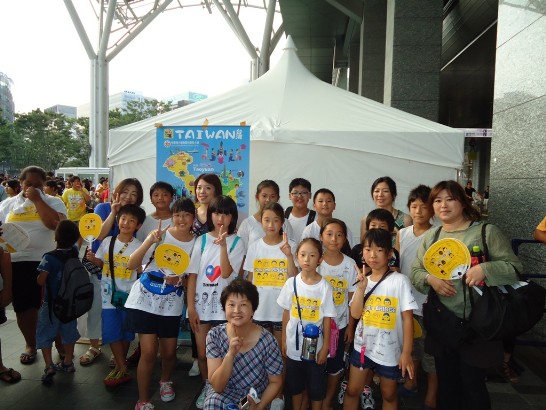 写真3.桃園県菓林小学校先生、生徒さんと日本のホームステイ家族との撮影