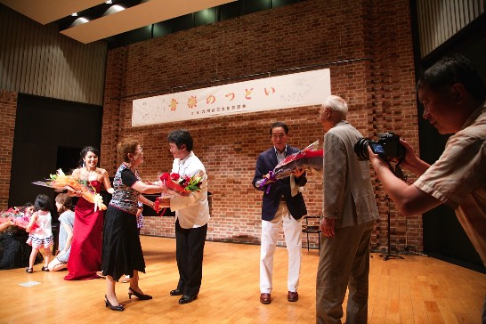 音楽会の終わり、聴衆から花を捧げます