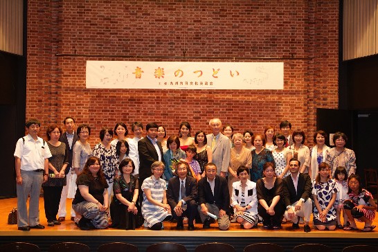 音楽会の終わり、戎総領事夫妻がピアニスト、声楽家及び華僑などの全員写真