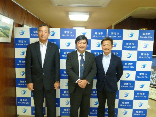 戎総領事が菊池市江頭實市長(右)、熊本縣菊池市議會森清孝議長(左)の撮影