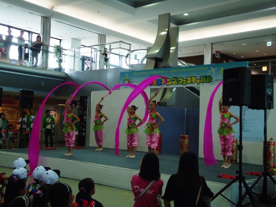 写真2.岡山小学校「爆竹響・除舊歲・迎新年」を上演している