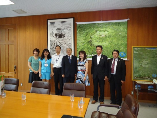 写真5.高雄市政府教育局范淑媚科長(右3)及び莊敬國小許瓊文校長(左2)が林育柔秘書とともに、阿蘇市宮川清喜副市長(右4)、阿南誠一郎教育長(左3)を訪問した